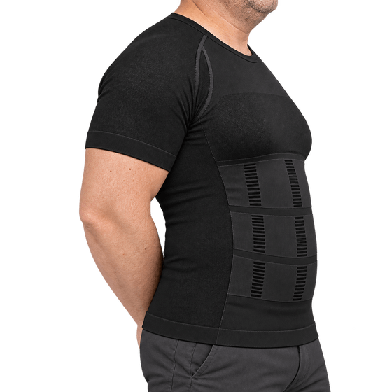 Vue de profil du t-shirt noir ajusté au niveau du ventre.