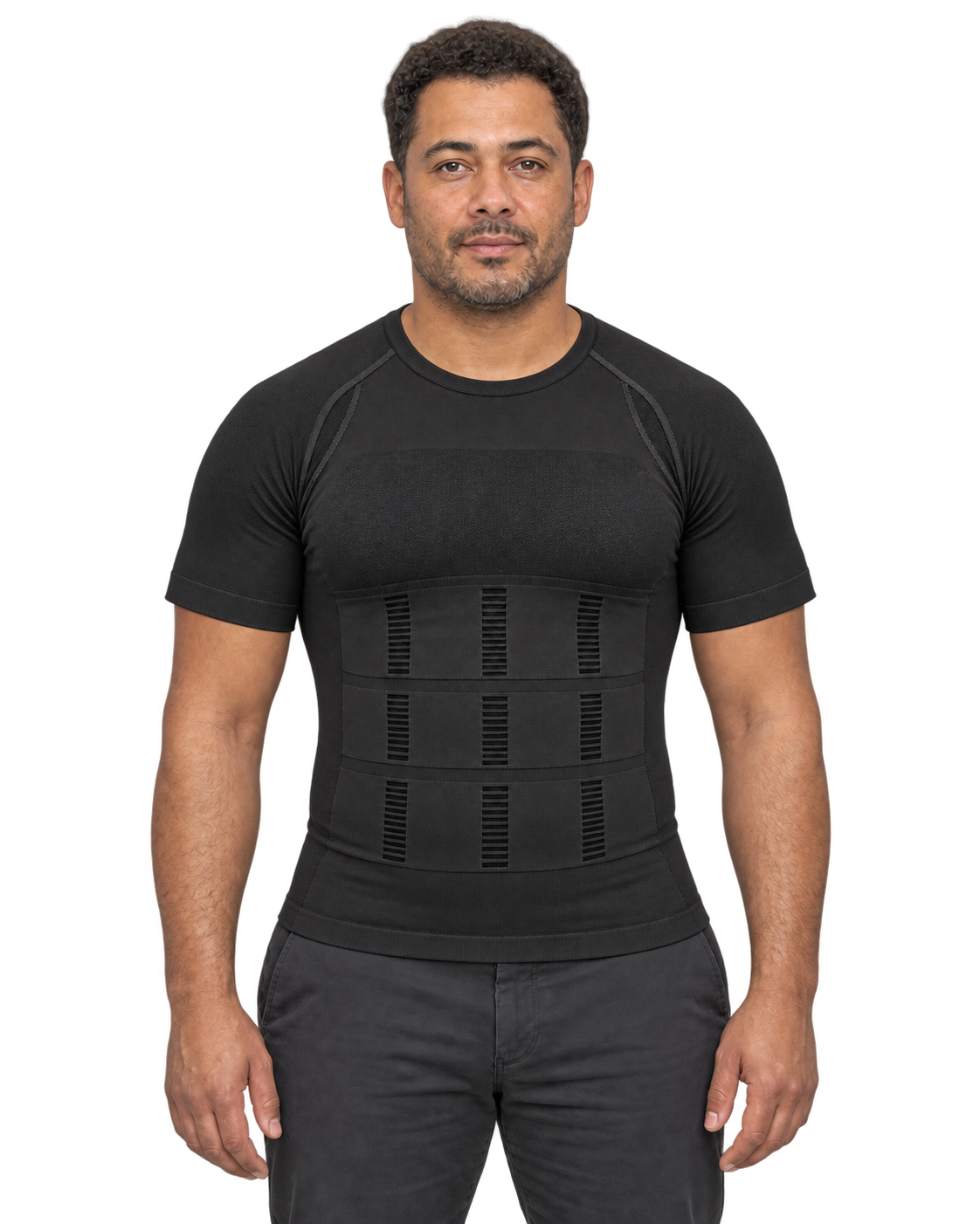Le modèle de face porte le t-shirt sculptant noir, taille visuellement lissée et expression confiante — visuel retouché.