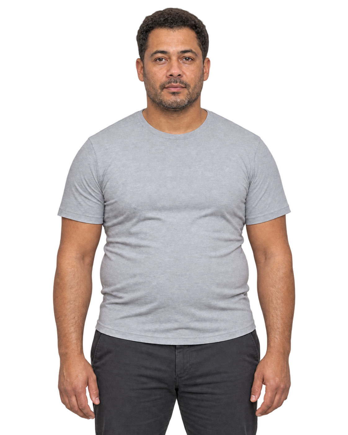 Le même modèle vu de face, t-shirt gris et contours de taille arrondis.